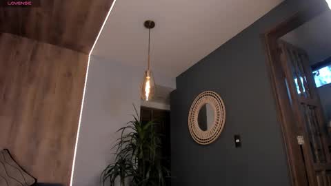 Roxanne Hill  online show from December 5, 2025, 11:41 am