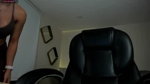 Roxanne Hill  online show from June 19, 2026, 11:03 am