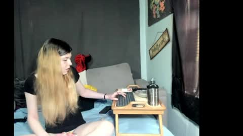 roxihazeleyes online show from March 27, 2026, 4:51 pm