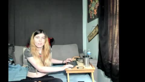 roxihazeleyes online show from March 31, 2026, 2:17 pm