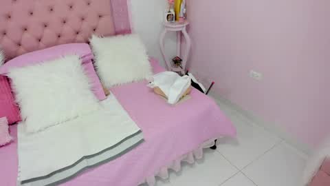 roxy_swt7 online show from May 25, 2026, 3:56 am