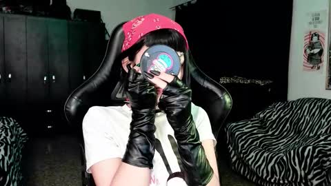 Snapshot of roxy_toxic chatting on January 16, 2026, 12:36 am Roxy Independient model Help me to reach 50 thumbs up online show from January 16, 2026, 12:36 am