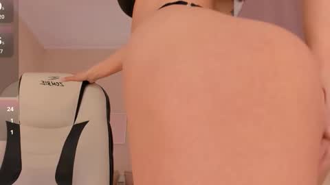 Snapshot of roxy_wet chatting on November 23, 2025, 1:33 pm Roxy follow me online show from November 23, 2025, 1:33 pm