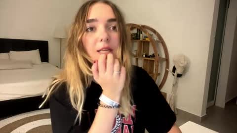 Roxy online show from March 29, 2026, 6:19 pm