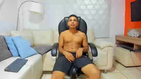 Snapshot of rubenxxx_marquezzz chatting on October 15, 2025, 2:01 am RUBEN online show from October 15, 2025, 2:01 am
