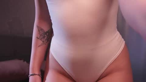 Mila online show from December 19, 2025, 7:59 am