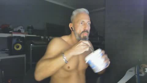 Snapshot of ruffi77 chatting on January 17, 2025, 2:50 am Chico que rico Caliente online show from January 17, 2025, 2:50 am