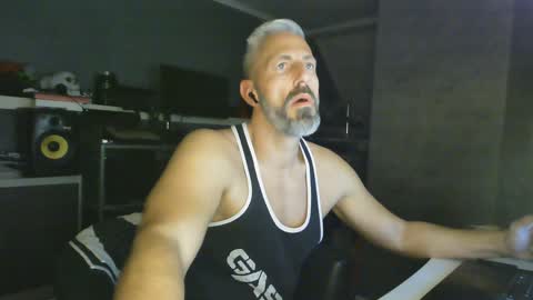 Snapshot of ruffi77 chatting on January 18, 2025, 11:55 pm Chico que rico Caliente online show from January 18, 2025, 11:55 pm