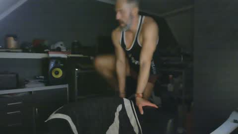 Snapshot of ruffi77 chatting on January 19, 2025, 3:53 pm Chico que rico Caliente online show from January 19, 2025, 3:53 pm