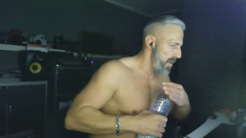 Snapshot of ruffi77 chatting on January 21, 2025, 4:10 am Chico que rico Caliente online show from January 21, 2025, 4:10 am