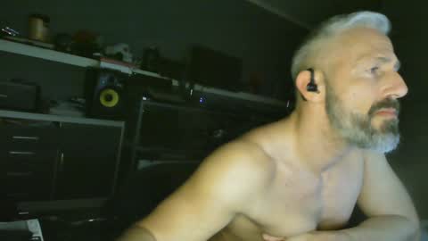 Snapshot of ruffi77 chatting on January 23, 2025, 2:02 am Chico que rico Caliente online show from January 23, 2025, 2:02 am