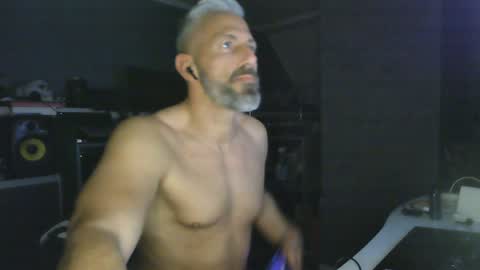 Snapshot of ruffi77 chatting on January 24, 2025, 7:30 am Chico que rico Caliente online show from January 24, 2025, 7:30 am