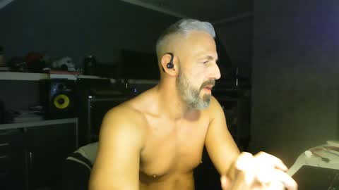 Snapshot of ruffi77 chatting on February 1, 2025, 2:05 am Chico que rico Caliente online show from February 1, 2025, 2:05 am