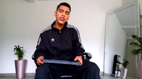  R U S S E L L  online show from October 16, 2025, 12:28 pm