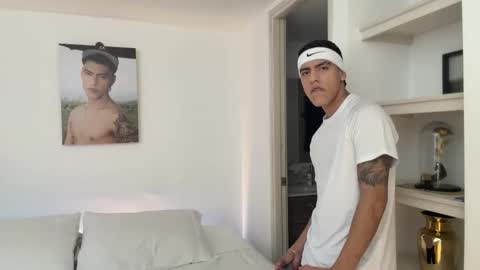  R U S S E L L  online show from November 27, 2025, 6:32 pm