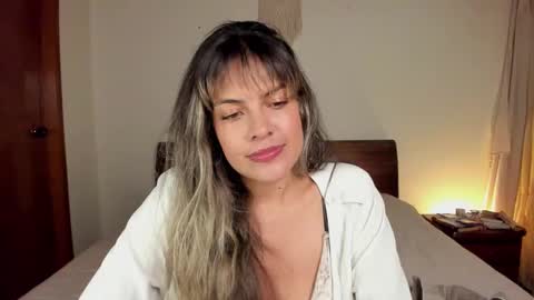 Snapshot of s_u_n_r_i_s_e_e chatting on February 19, 2025, 2:33 am Leslie Beltrn online show from February 19, 2025, 2:33 am