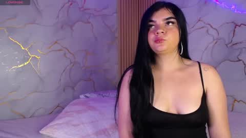 saaraaah_ online show from November 25, 2025, 12:38 pm