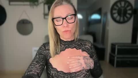 sacha__xx online show from March 2, 2026, 5:31 pm