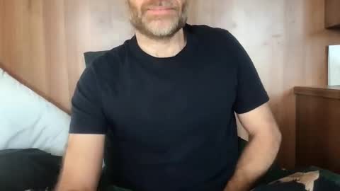 Snapshot of saint009 chatting on January 16, 2025, 11:04 am saint009 online show from January 16, 2025, 11:04 am