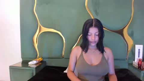 salmaportman_ online show from October 26, 2025, 3:45 am