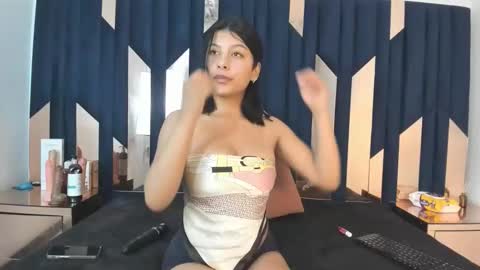 salmaportman_ online show from December 16, 2025, 3:06 pm