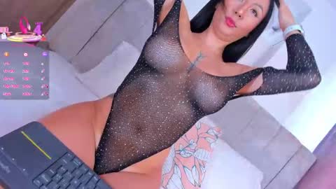 Snapshot of samanthaheinz chatting on March 12, 2025, 9:45 pm V A N E S S A online show from March 12, 2025, 9:45 pm