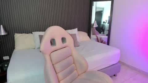 Axel online show from November 1, 2025, 8:44 pm