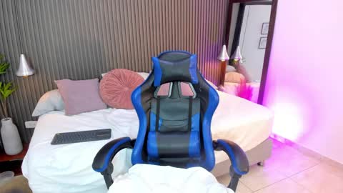 Axel online show from April 16, 2026, 9:39 pm