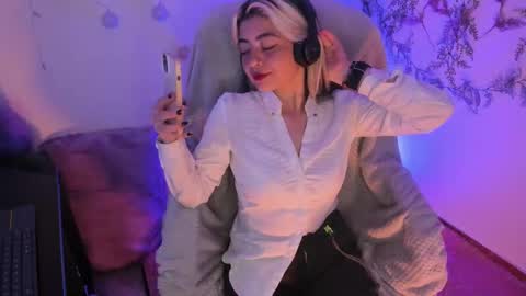 Snapshot of sammysammy_ chatting on February 5, 2025, 3:34 am online show from February 5, 2025, 3:34 am