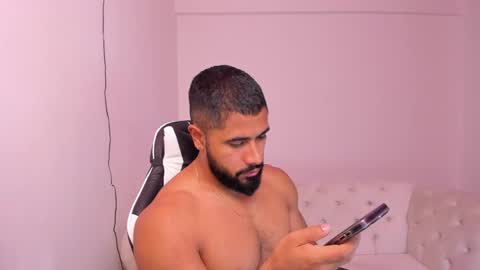 Snapshot of santiago_huntt chatting on February 5, 2025, 11:55 am santiago_huntt online show from February 5, 2025, 11:55 am