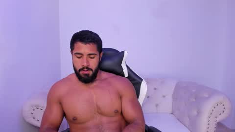 santiago_huntt online show from October 14, 2025, 2:40 pm