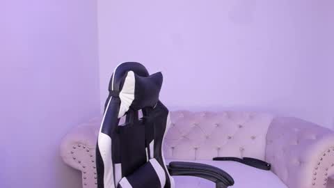 santiago_huntt online show from November 22, 2025, 1:21 pm