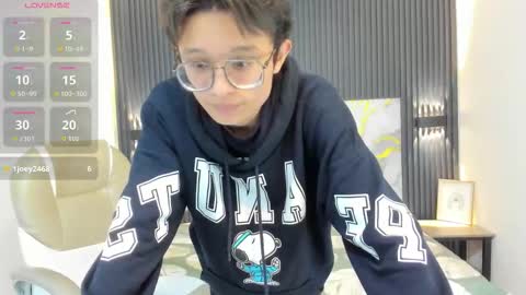 santiago_russo18 online show from November 21, 2025, 2:43 am