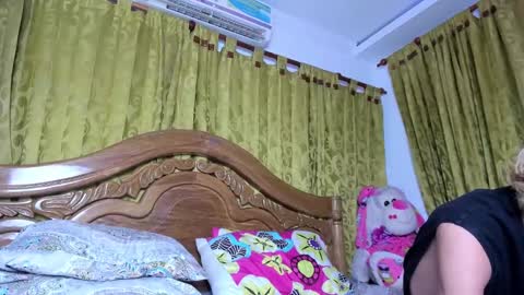 Snapshot of santy_kitty chatting on December 30, 2024, 10:23 pm kitty online show from December 30, 2024, 10:23 pm