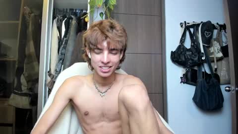 Snapshot of santy_kitty chatting on February 4, 2025, 4:37 am kitty online show from February 4, 2025, 4:37 am