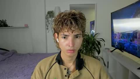 Snapshot of santy_kitty chatting on September 23, 2025, 11:41 pm kitty online show from September 23, 2025, 11:41 pm