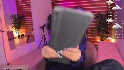 Snapshot of sapphire_venus chatting on November 14, 2025, 1:37 am Valerin online show from November 14, 2025, 1:37 am