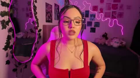 Snapshot of saraa_swett chatting on November 6, 2025, 5:14 pm online show from November 6, 2025, 5:14 pm