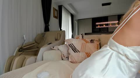 saradiamond01 online show from October 12, 2025, 10:14 am