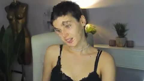 Sarah online show from October 19, 2025, 1:45 pm