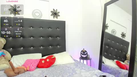 sarah_lowee online show from October 16, 2025, 7:04 pm