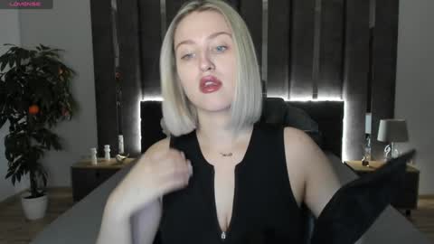 Snapshot of sarah_soul chatting on December 15, 2024, 12:51 am Sarah online show from December 15, 2024, 12:51 am