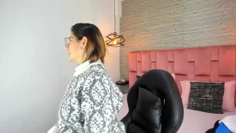 Sarah Deyvis online show from October 1, 2025, 1:06 pm