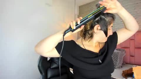 Sarah Deyvis online show from October 10, 2025, 3:00 pm