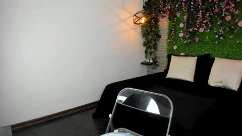 Sarah Deyvis online show from November 12, 2025, 1:33 pm