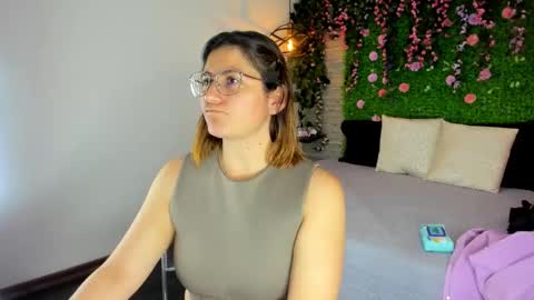 Sarah Deyvis online show from November 24, 2025, 3:23 pm