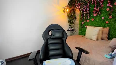 Sarah Deyvis online show from December 4, 2025, 11:13 pm