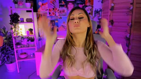Snapshot of sarahholly chatting on December 16, 2024, 2:05 pm Divine Sarah NONUDE model online show from December 16, 2024, 2:05 pm