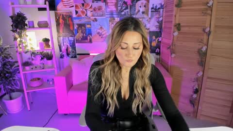 Snapshot of sarahholly chatting on December 21, 2024, 11:22 am Divine Sarah NONUDE model online show from December 21, 2024, 11:22 am