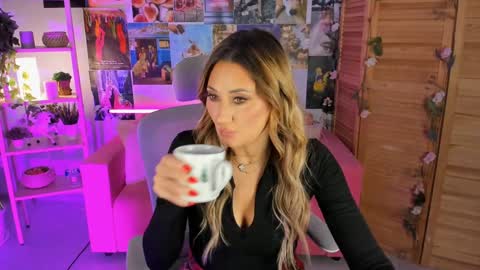 Snapshot of sarahholly chatting on December 21, 2024, 2:26 pm Divine Sarah NONUDE model online show from December 21, 2024, 2:26 pm